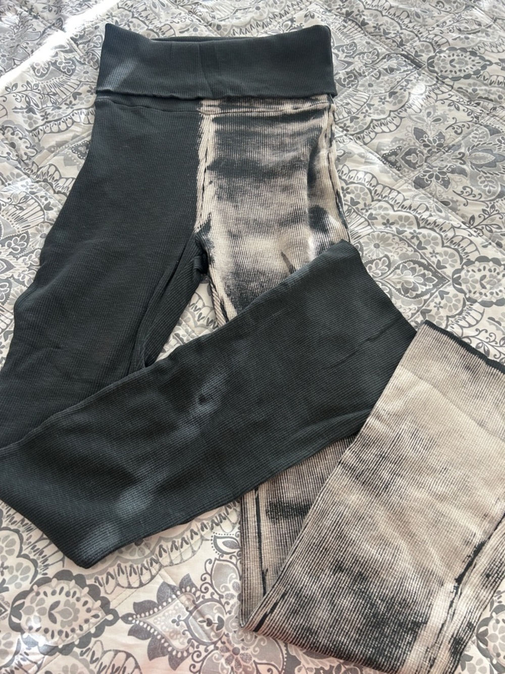 High-Waisted Two-Tone Ribbed Leggings - Black and Beige